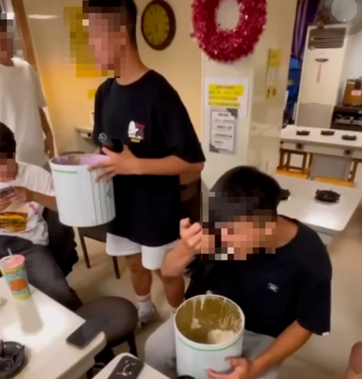 社交平台Threads上流傳影片,多名男生在火鍋店用餐,抱著兩桶雪糕到座位,還拿公用匙羹挖雪糕狂吃,有人稱「太誇張」,即使店員表示「不行啦!這樣我明天要賣什麼!」,眾人仍嘻皮笑臉繼續進食。