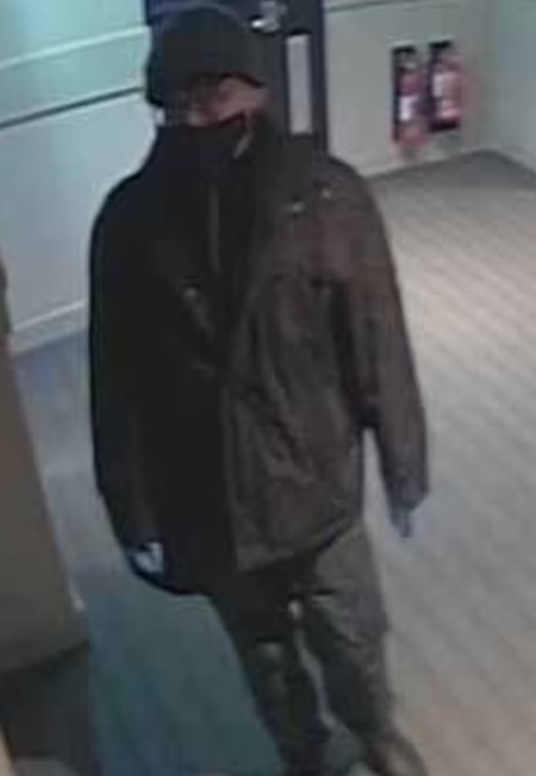 姓關被告被閉路電視拍下。(互聯網)