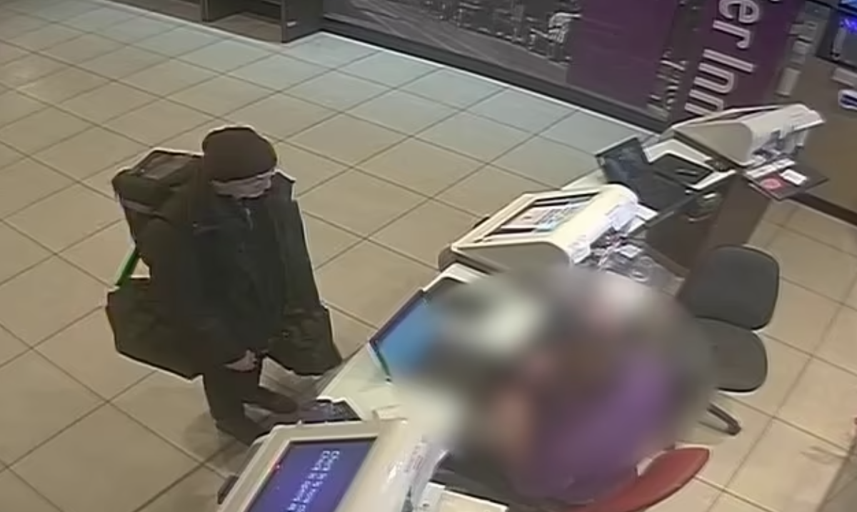 姓關被告被閉路電視拍下。(互聯網)