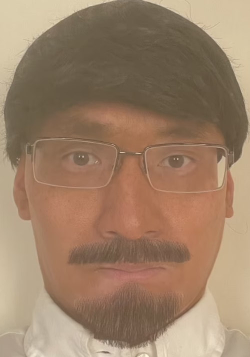 警方在被告電腦搜出被告戴假髮及貼假鬚的「易容」照片。(互聯網)