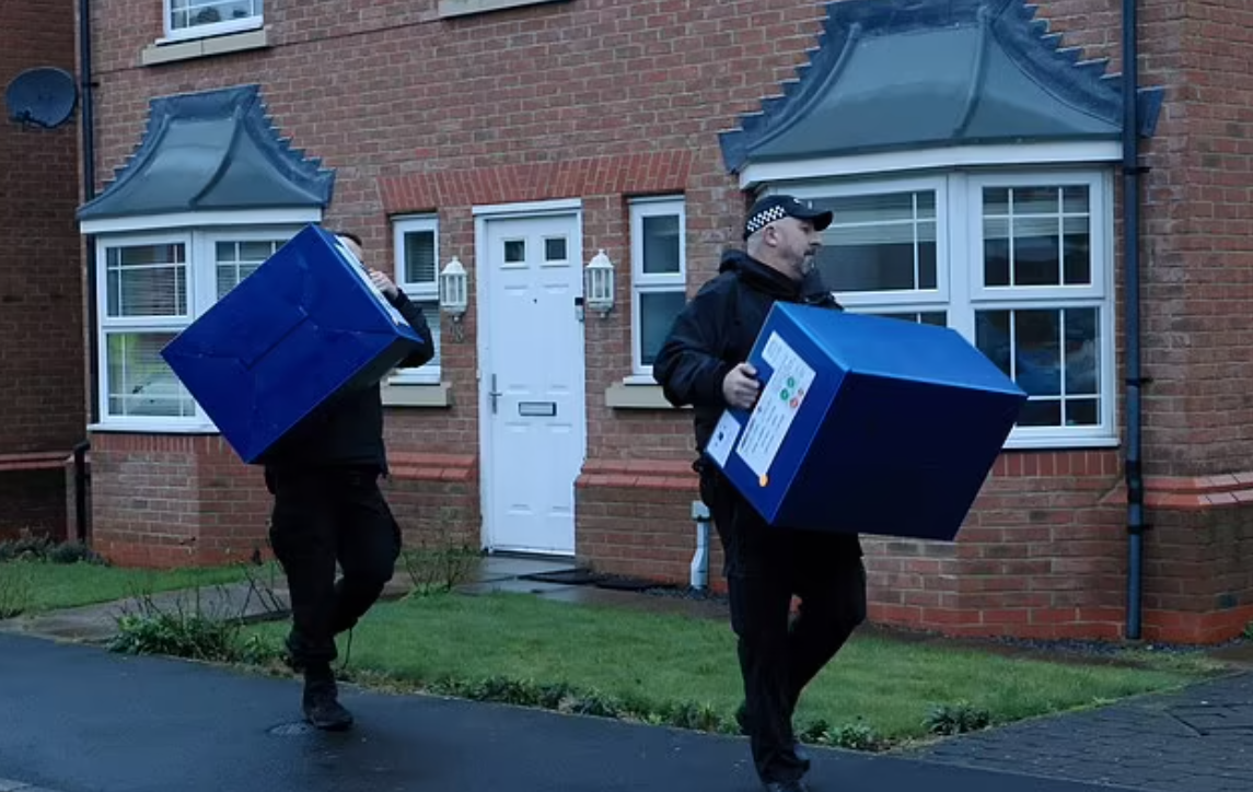 警員到被告家中蒐證。(互聯網)