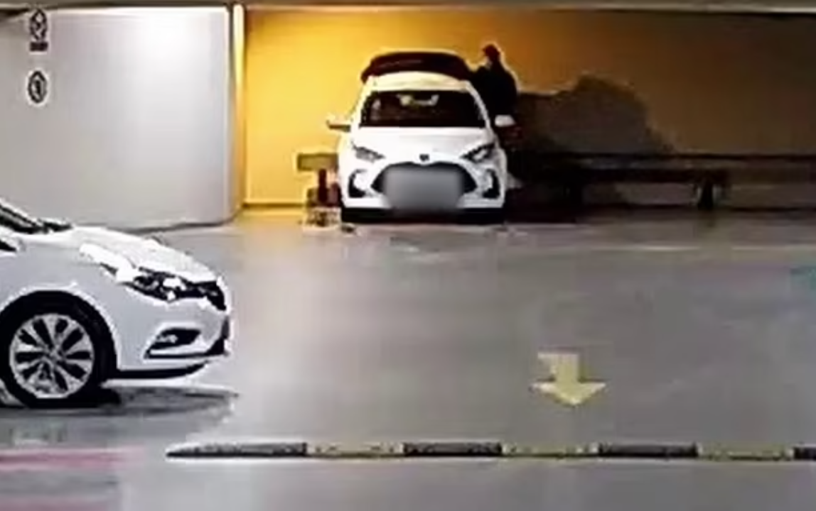 姓關被告被閉路電視拍下。(互聯網)