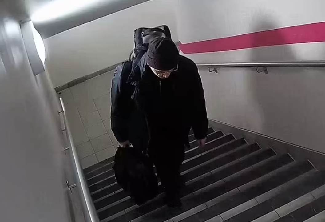 姓關被告被閉路電視拍下。(互聯網)