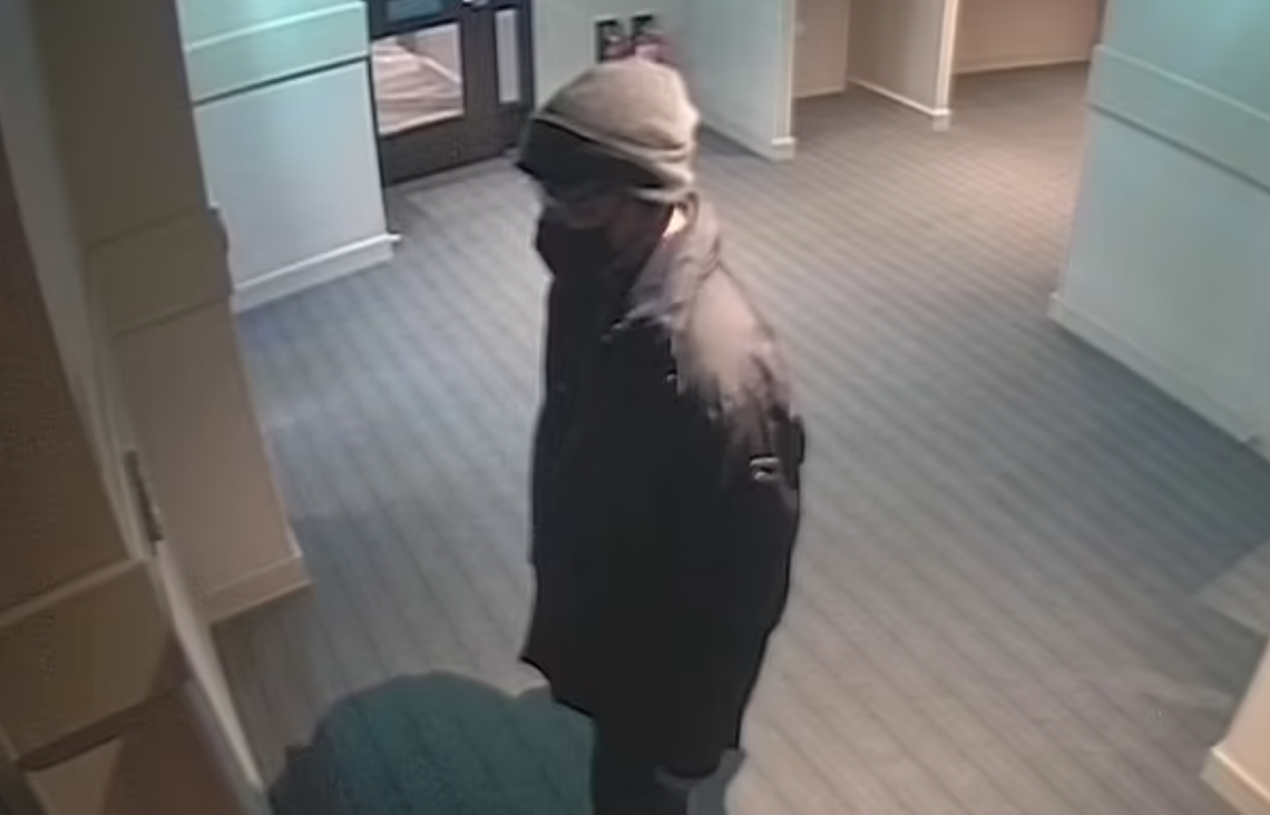 姓關被告被酒店閉路電視拍下。(互聯網)