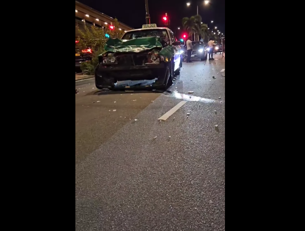 綠的車頭嚴重損毀(@fb香港突發事故報料區/Bosco Chu圖片)