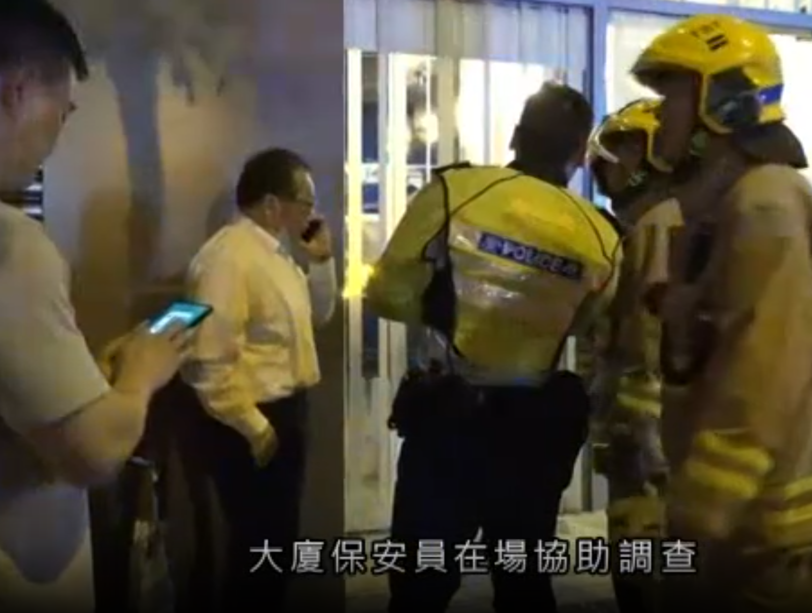 油麻地一輛掛有「P牌」的客貨車直撞大門玻璃衝入大堂 now新聞畫面