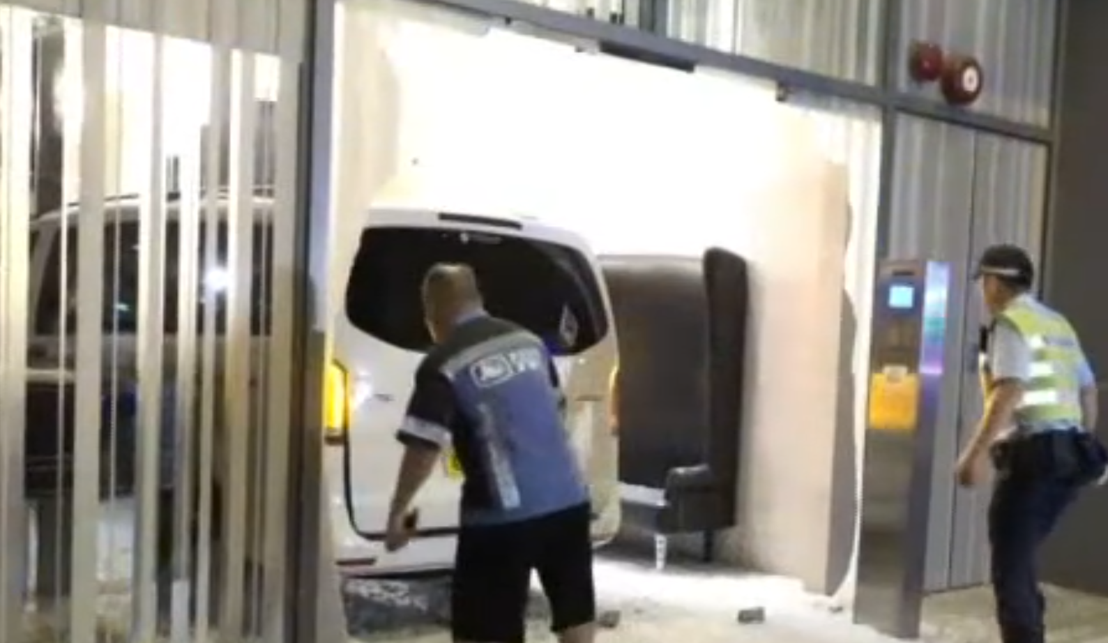 油麻地一輛掛有「P牌」的客貨車直撞大門玻璃衝入大堂 now新聞畫面