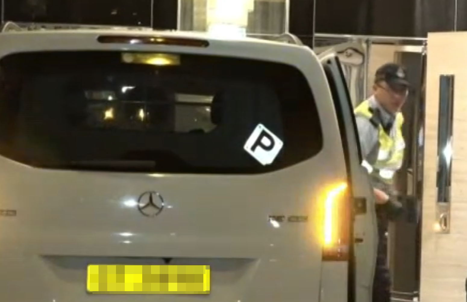 油麻地一輛掛有「P牌」的客貨車直撞大門玻璃衝入大堂 now新聞畫面