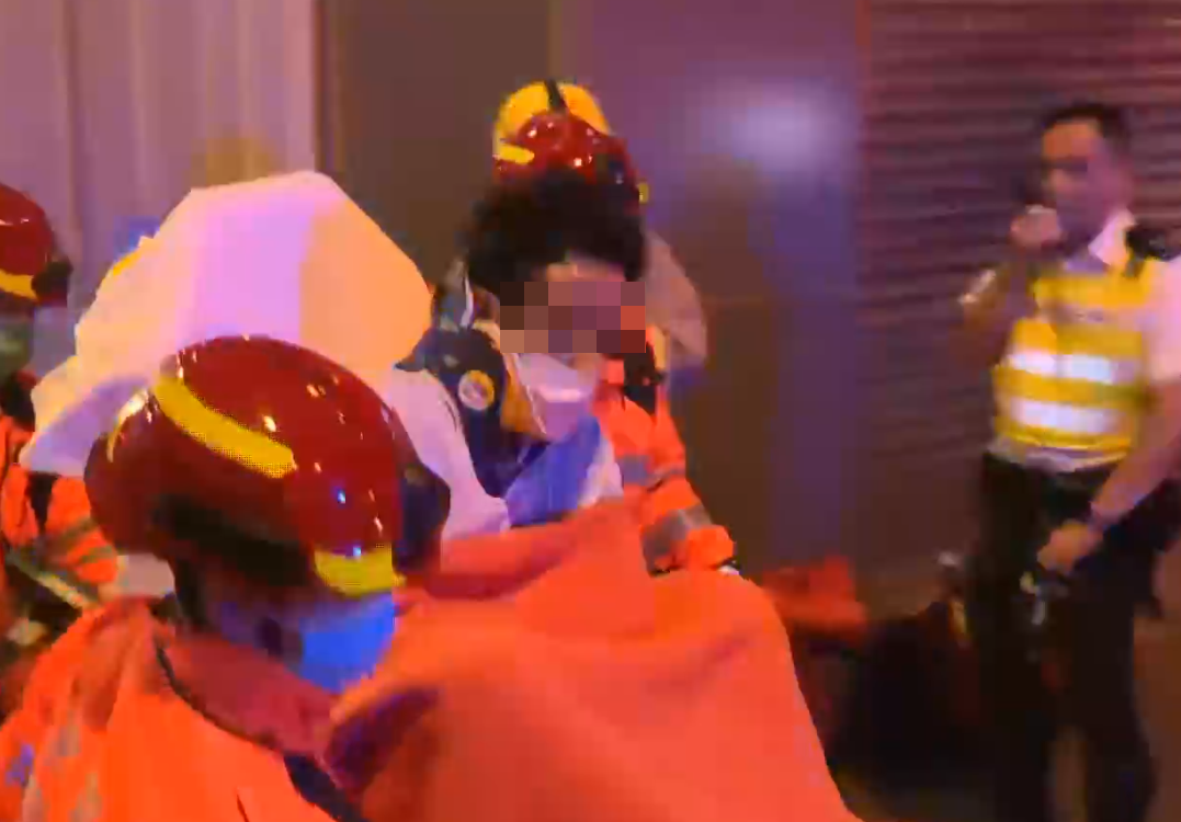 油麻地一輛掛有「P牌」的客貨車直撞大門玻璃衝入大堂 有線新聞畫面