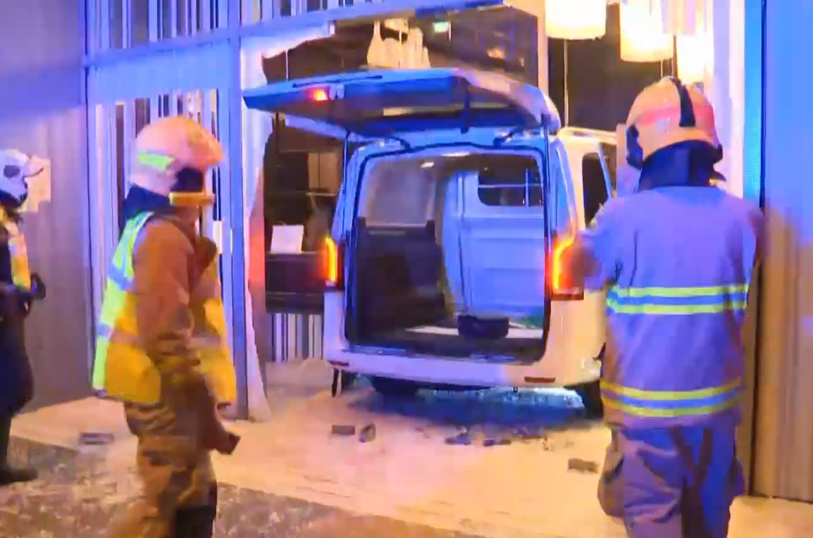 油麻地一輛掛有「P牌」的客貨車直撞大門玻璃衝入大堂 有線新聞畫面