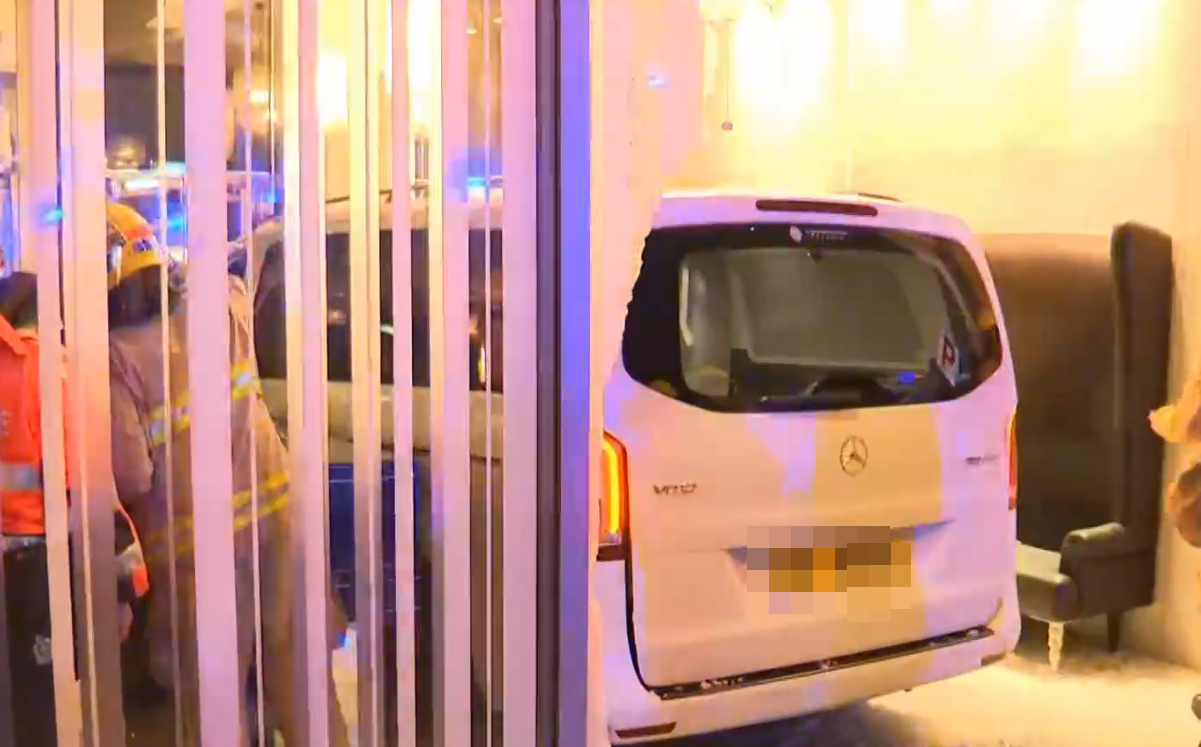 油麻地一輛掛有「P牌」的客貨車直撞大門玻璃衝入大堂 有線新聞畫面