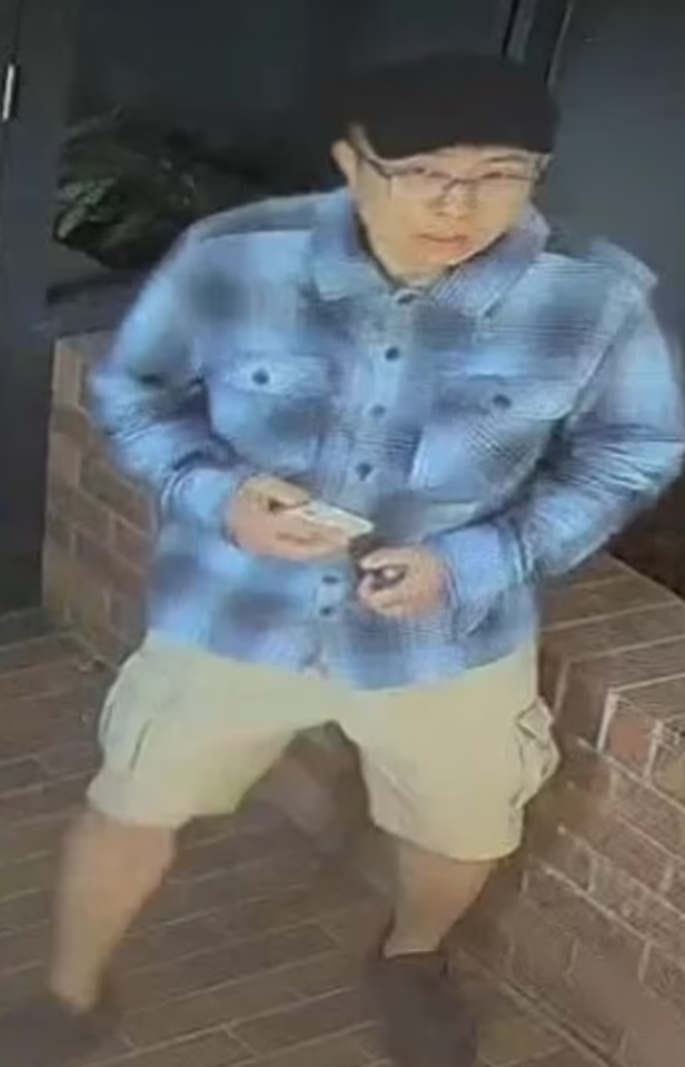 疑兇於8月31日搭飛機從悉尼機場離開,警方則於12小時方確認其身份,已向其發出全球逮捕令,至本周四方確認疑犯的姓名已被中文傳媒公佈。