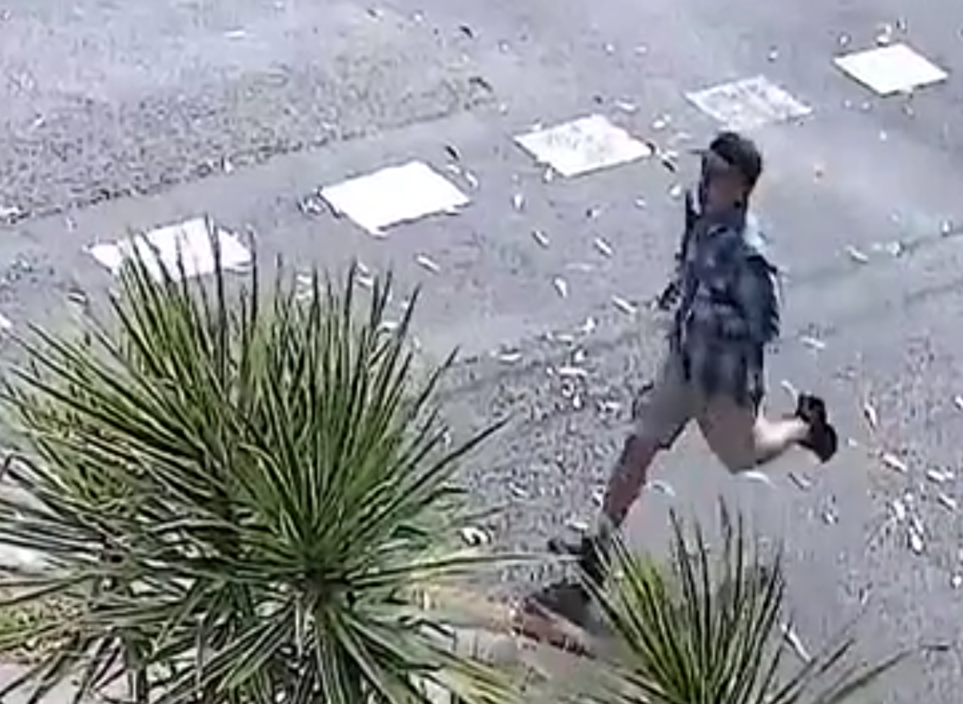 疑犯奔跑離開。