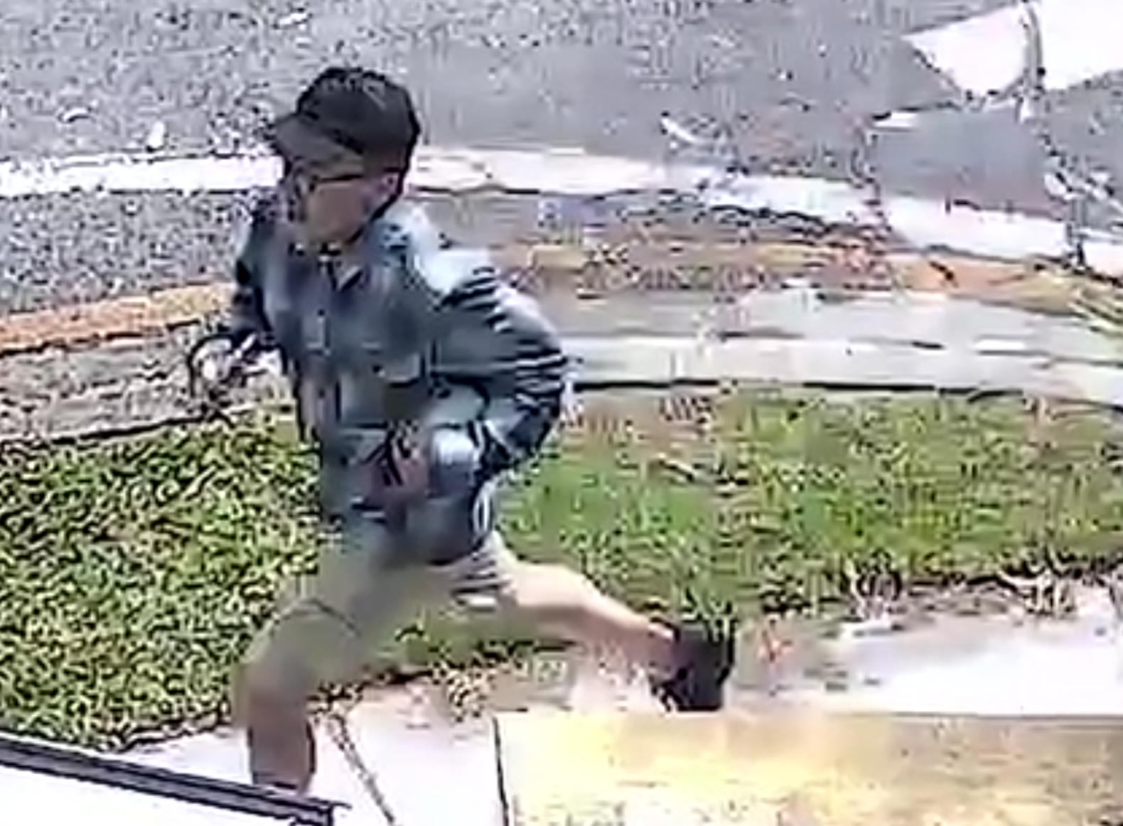 疑犯奔跑離開。