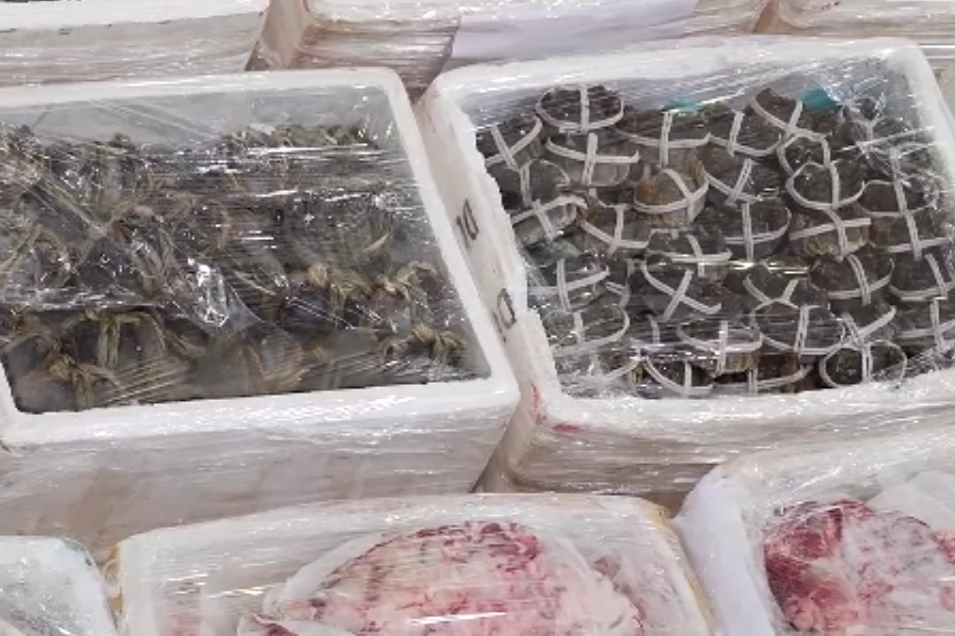 香港聯同內地海關破獲走私食品案 檢約值20萬元凍肉大閘蟹等(港台視像新聞截圖)