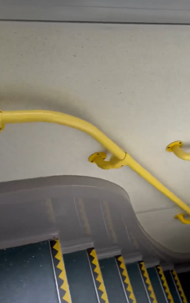 「九巴喇叭X剋星」走落下層向一名年輕男子斥責,「睇片細聲啲得唔得呀?樓上都聽到你把聲呀」,男子表示「唔好意思」,當時下層有多位乘客注視事件(Threads)