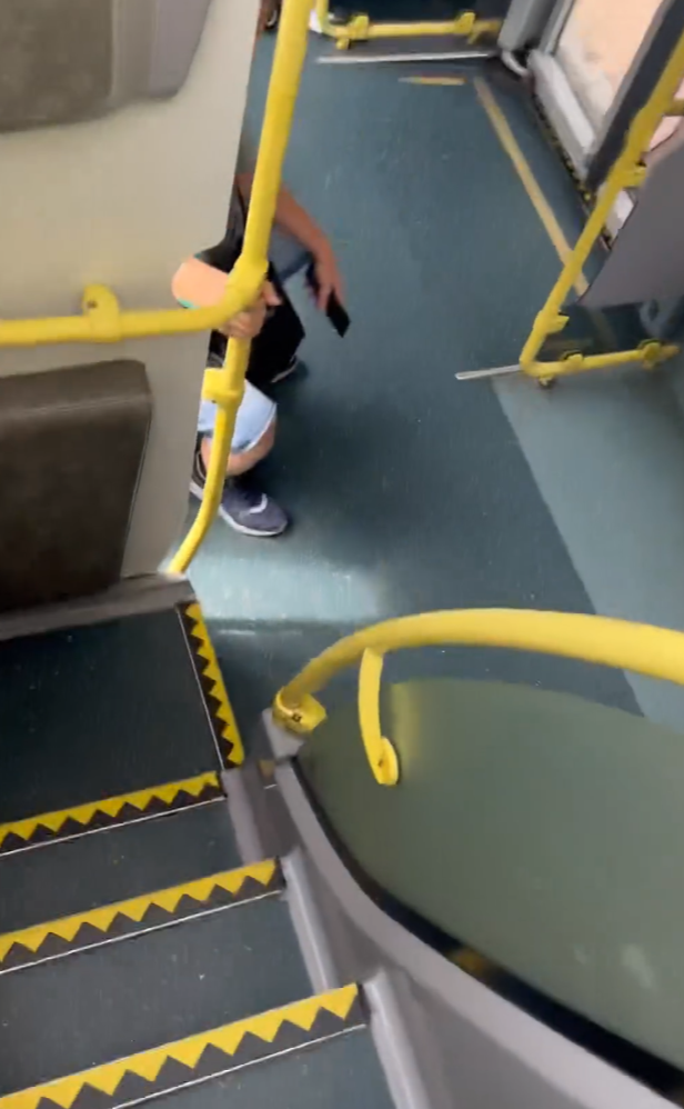 「九巴喇叭X剋星」走落下層向一名年輕男子斥責,「睇片細聲啲得唔得呀?樓上都聽到你把聲呀」,男子表示「唔好意思」,當時下層有多位乘客注視事件(Threads)