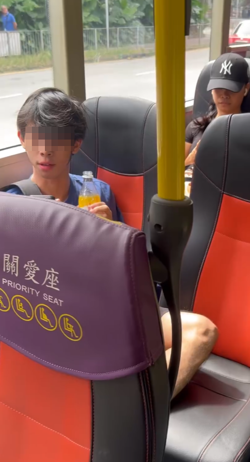 「九巴喇叭X剋星」走落下層向一名年輕男子斥責,「睇片細聲啲得唔得呀?樓上都聽到你把聲呀」,男子表示「唔好意思」,當時下層有多位乘客注視事件(Threads)