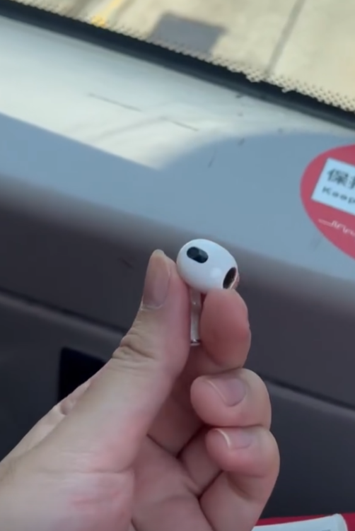 另一段影片當時他坐上層最前位置,鄰座一名女子大聲播放影片,此時他拿起自己的耳機伸出予對方稱「駛唔駛借畀妳呀」,女子感錯愕後即表示「唔好意思」,男子及後稱「係囉,咁細聲啲唔該,一係戴耳機」,該女子回應「OK」(Threads)