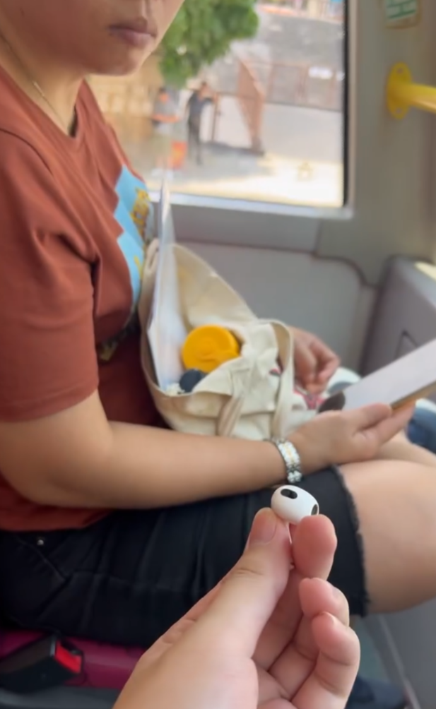 另一段影片當時他坐上層最前位置,鄰座一名女子大聲播放影片,此時他拿起自己的耳機伸出予對方稱「駛唔駛借畀妳呀」,女子感錯愕後即表示「唔好意思」,男子及後稱「係囉,咁細聲啲唔該,一係戴耳機」,該女子回應「OK」(Threads)