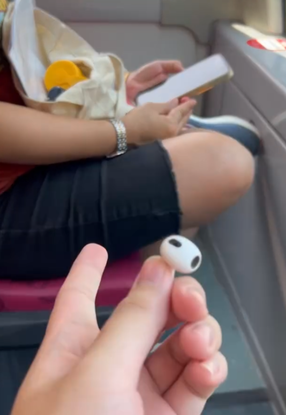 另一段影片當時他坐上層最前位置,鄰座一名女子大聲播放影片,此時他拿起自己的耳機伸出予對方稱「駛唔駛借畀妳呀」,女子感錯愕後即表示「唔好意思」,男子及後稱「係囉,咁細聲啲唔該,一係戴耳機」,該女子回應「OK」(Threads)