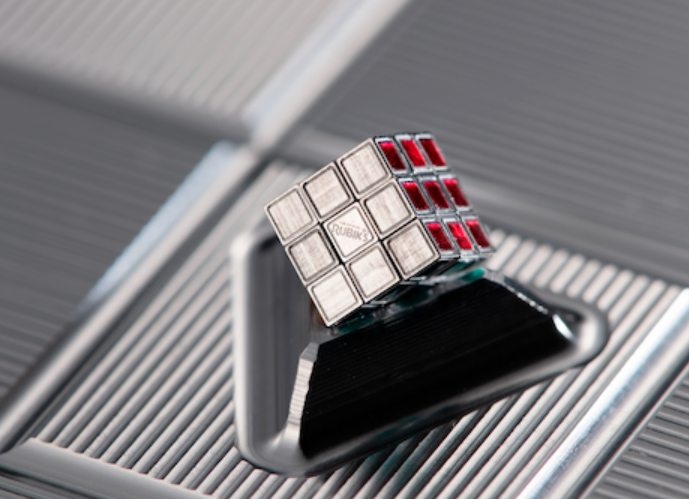 鋁製全球最細小的扭計骰由日本老牌玩具商Bandai旗下的MegaHouse出品。(網上圖片)