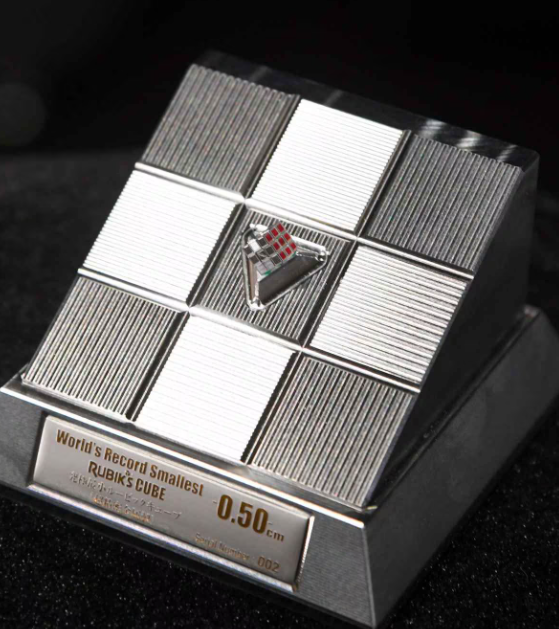 商品將會附上特製的鋁製底座。(網上圖片)