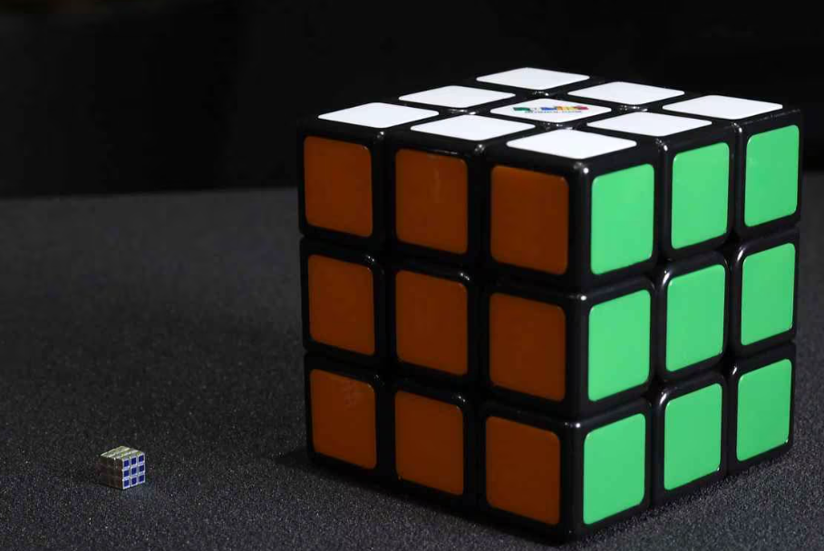 全球最細小的扭計骰尺寸是普通版本的十分一(網上圖片)