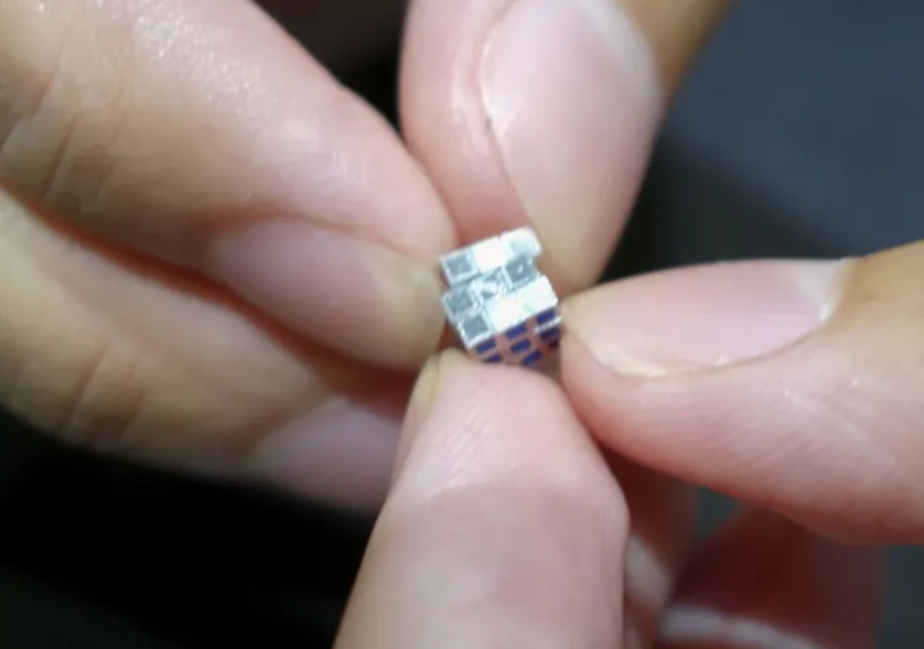 鋁製全球最細小的扭計骰由日本老牌玩具商Bandai旗下的MegaHouse出品。(網上圖片)