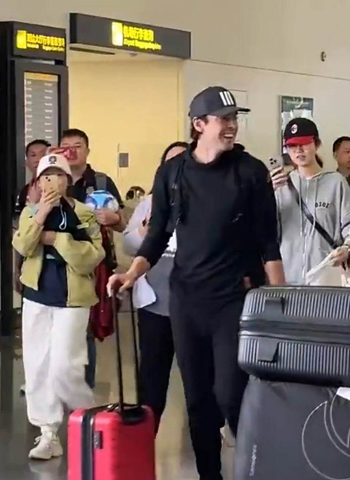 AC米蘭名宿卡卡已抵達南寧(影片截圖)