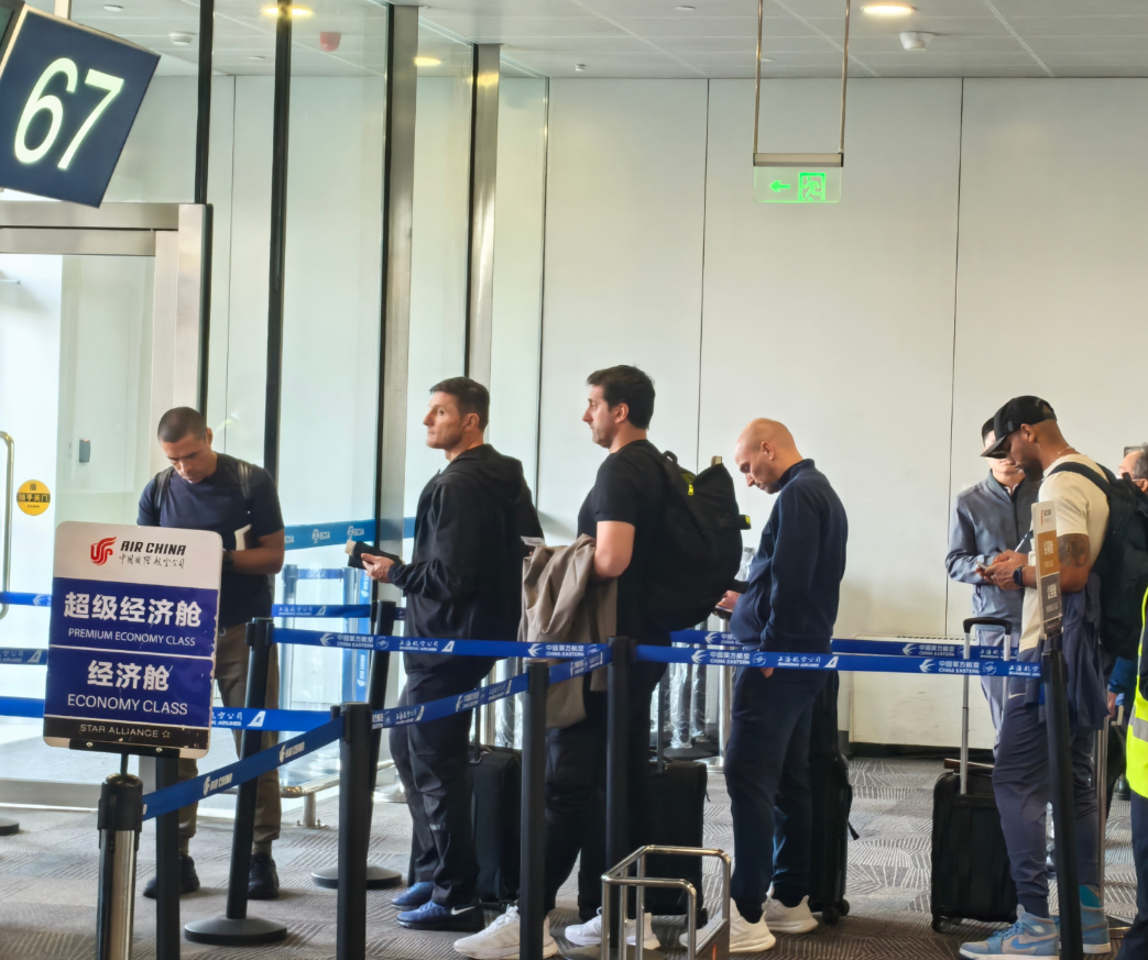 有網民表示遇到辛尼迪、迪亞高米列圖及甘比亞素等國米名宿由北京往南寧。(微博)