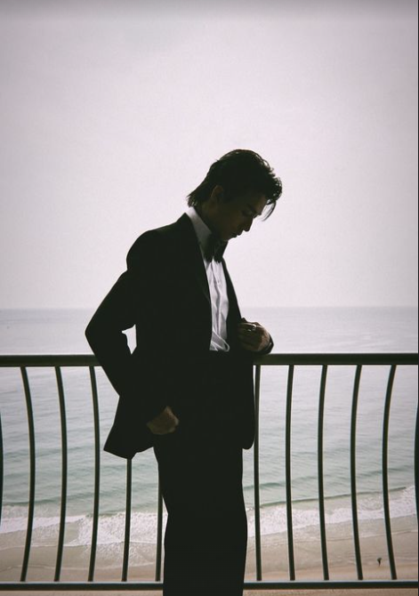 AK@MIRROR憑ViuTV劇集《打天下2》入圍第29屆釜山國際電影節最佳男新人,他在IG分享出席頒獎禮的官仔骨骨相片。