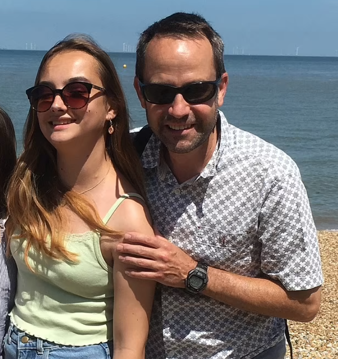 Fuller頸部有明顯硬塊。(互聯網)