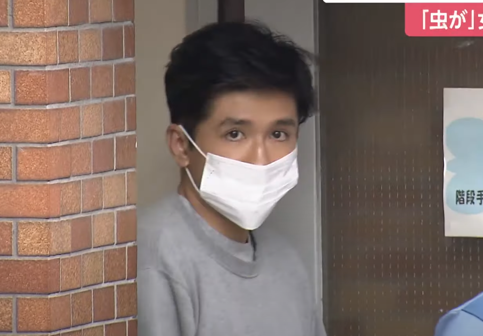 一名由香港出發的33歲中國籍男子5日在福岡機場被捕,他涉嫌在6月於東京街頭「胸襲」一名夜歸女子。(影片截圖)