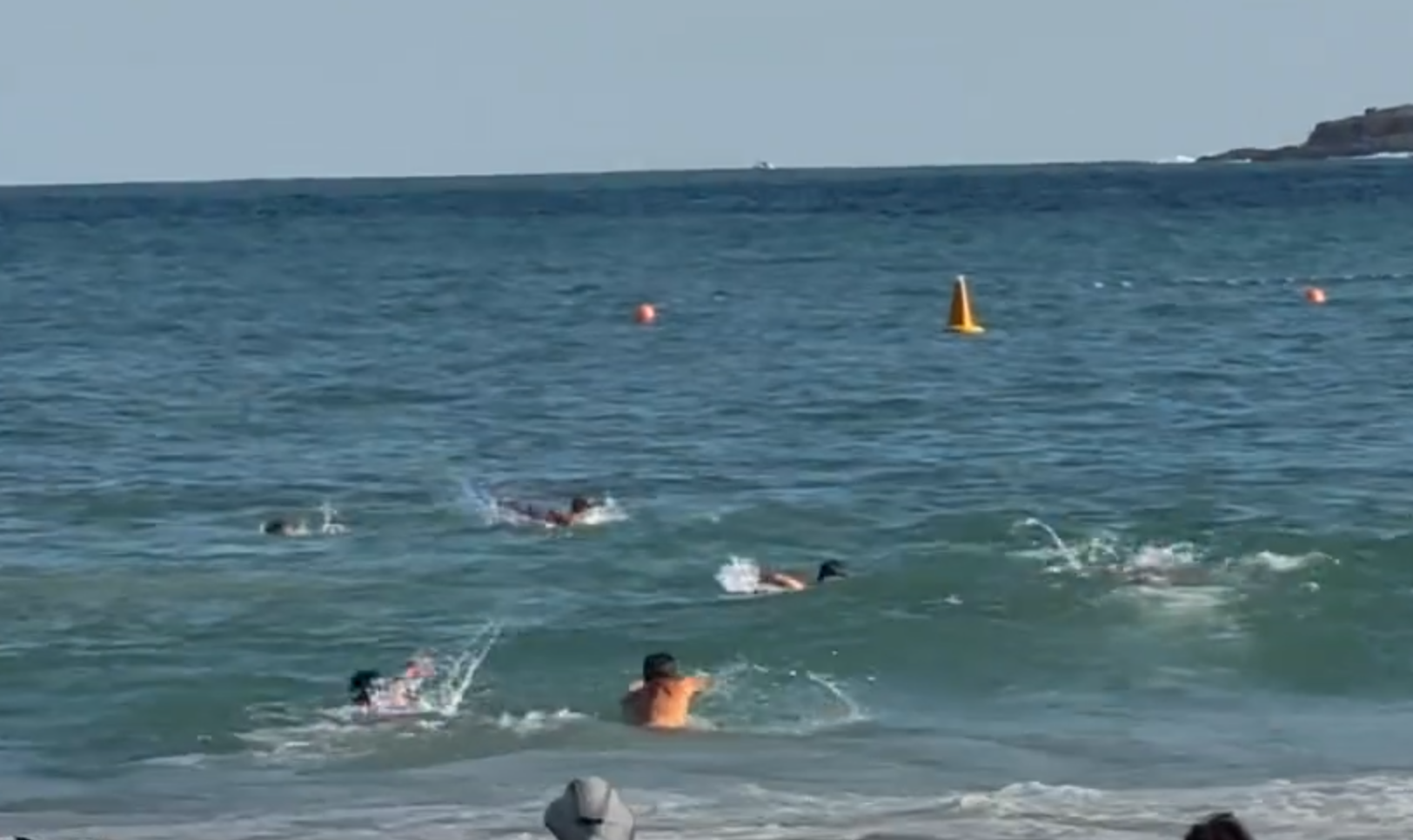 社交平台小紅書近日流傳一段近4分鐘的救人片段,拍攝到石澳泳灘多位救生員極速落水拯救一名遇險男童的過程,片主更稱讚是「全球最強海上救援隊」