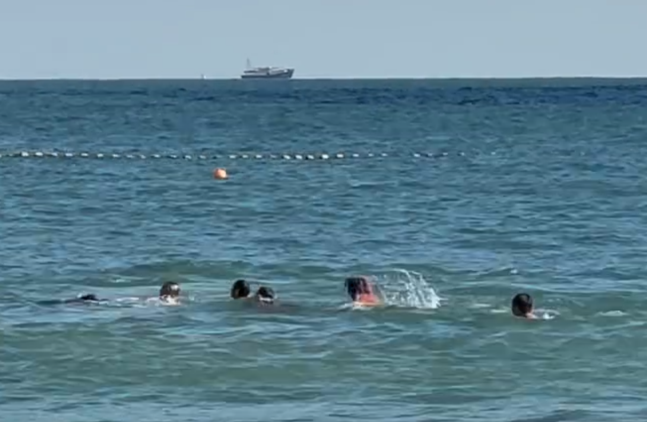 片段由小紅書用戶「北京大漢堡」上傳,拍攝到石澳泳灘一名十多歲男生在水中遇險,多名救生員隨即帶同救生浮標極速游向男生方向,岸邊救生員則拉繩準備救人,可見當時現場風高浪急。