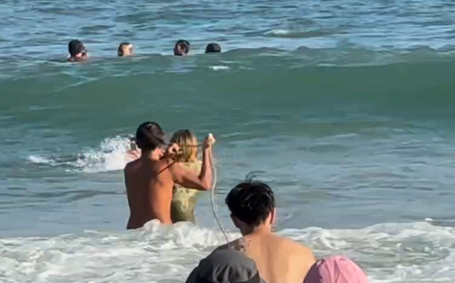 片段由小紅書用戶「北京大漢堡」上傳,拍攝到石澳泳灘一名十多歲男生在水中遇險,多名救生員隨即帶同救生浮標極速游向男生方向,岸邊救生員則拉繩準備救人,可見當時現場風高浪急。