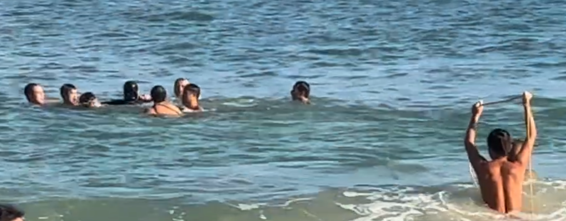 片段由小紅書用戶「北京大漢堡」上傳,拍攝到石澳泳灘一名十多歲男生在水中遇險,多名救生員隨即帶同救生浮標極速游向男生方向,岸邊救生員則拉繩準備救人,可見當時現場風高浪急。