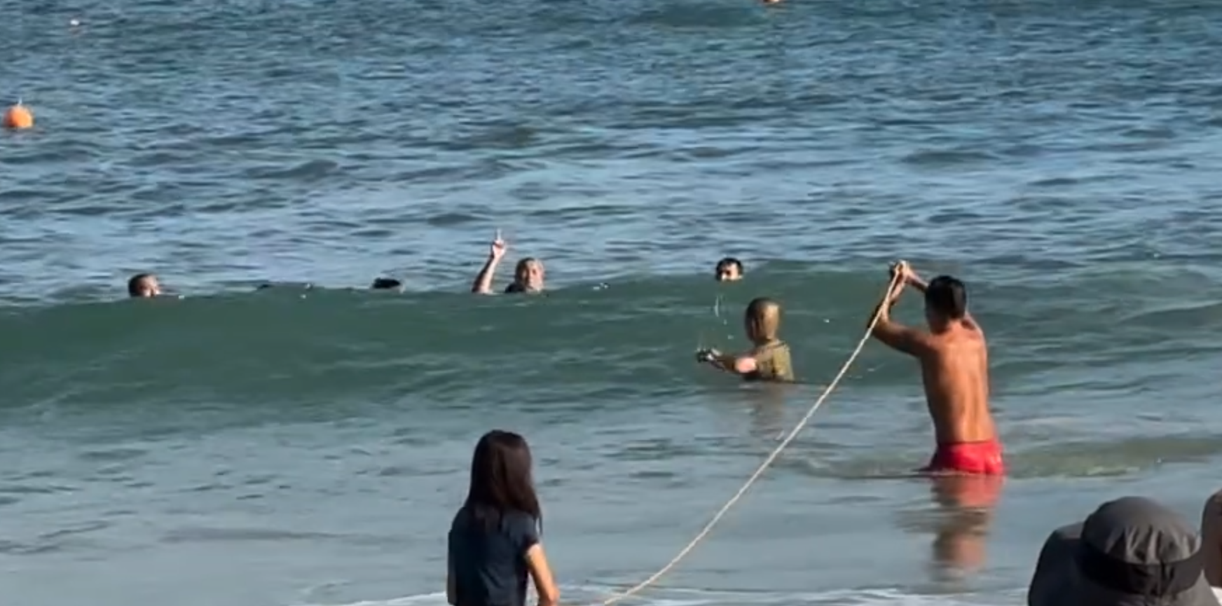 片段由小紅書用戶「北京大漢堡」上傳,拍攝到石澳泳灘一名十多歲男生在水中遇險,多名救生員隨即帶同救生浮標極速游向男生方向,岸邊救生員則拉繩準備救人,可見當時現場風高浪急。