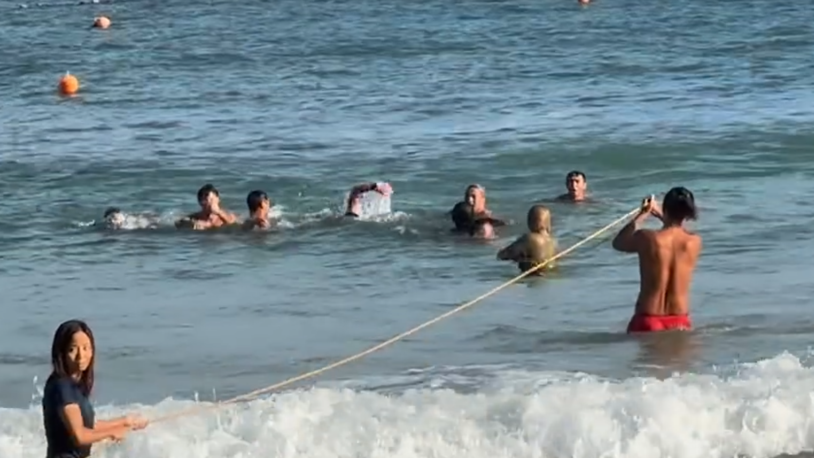 片段由小紅書用戶「北京大漢堡」上傳,拍攝到石澳泳灘一名十多歲男生在水中遇險,多名救生員隨即帶同救生浮標極速游向男生方向,岸邊救生員則拉繩準備救人,可見當時現場風高浪急。