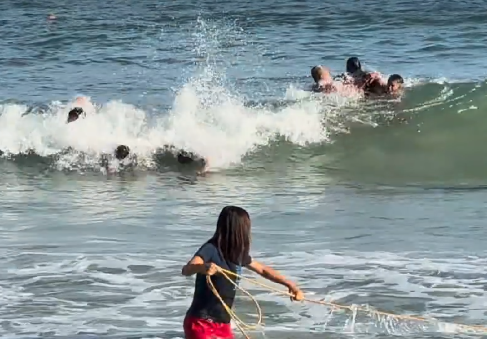 片段由小紅書用戶「北京大漢堡」上傳,拍攝到石澳泳灘一名十多歲男生在水中遇險,多名救生員隨即帶同救生浮標極速游向男生方向,岸邊救生員則拉繩準備救人,可見當時現場風高浪急。