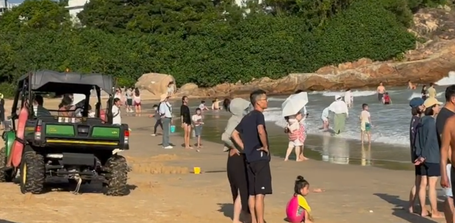 影片上傳者指在沙灘期間,每隔數分鐘就會有粵語、國語、英語廣播說此時浪大立起了紅旗,告訴大家暫時不要下水