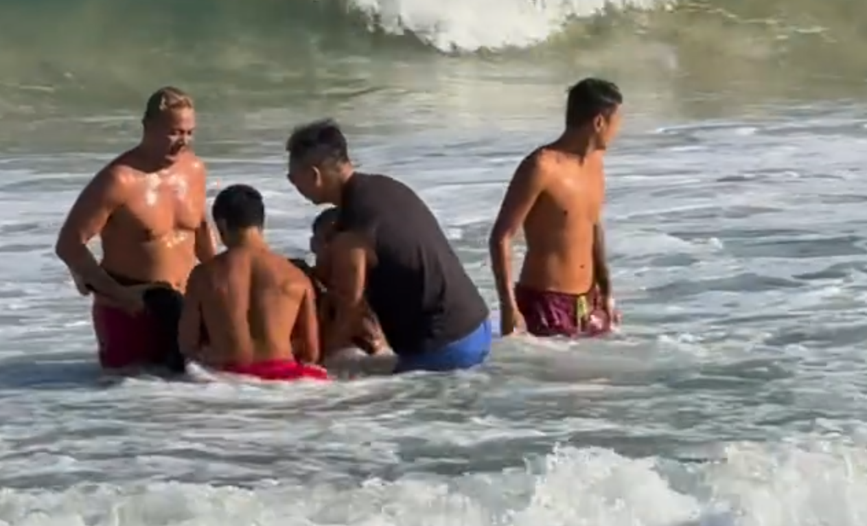 影片上傳者指在沙灘期間,每隔數分鐘就會有粵語、國語、英語廣播說此時浪大立起了紅旗,告訴大家暫時不要下水