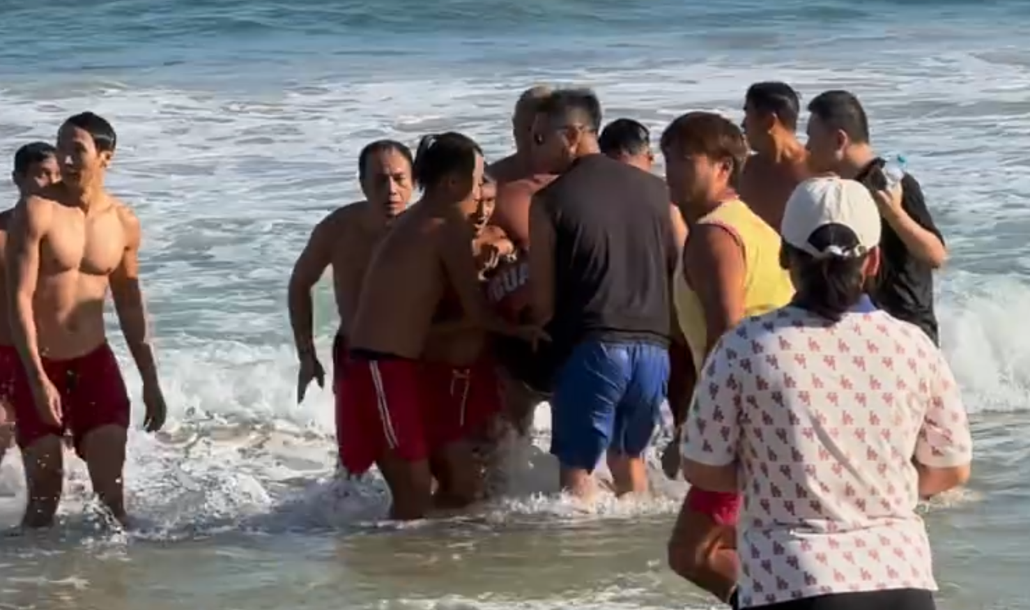 男童被抱回上岸後仍有意識及動作,在沙灘上坐下休息,一名疑為其父親的男子在旁查看及為男童送上樽裝水,一眾救生員大聲要求其他游客散開,然後由兩名救生員攙扶,與父親坐上小型車輛帶走檢查。