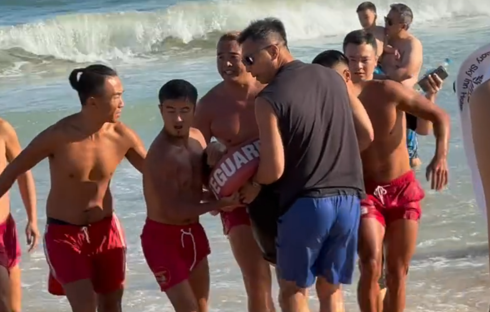 男童被抱回上岸後仍有意識及動作,在沙灘上坐下休息,一名疑為其父親的男子在旁查看及為男童送上樽裝水,一眾救生員大聲要求其他游客散開,然後由兩名救生員攙扶,與父親坐上小型車輛帶走檢查。