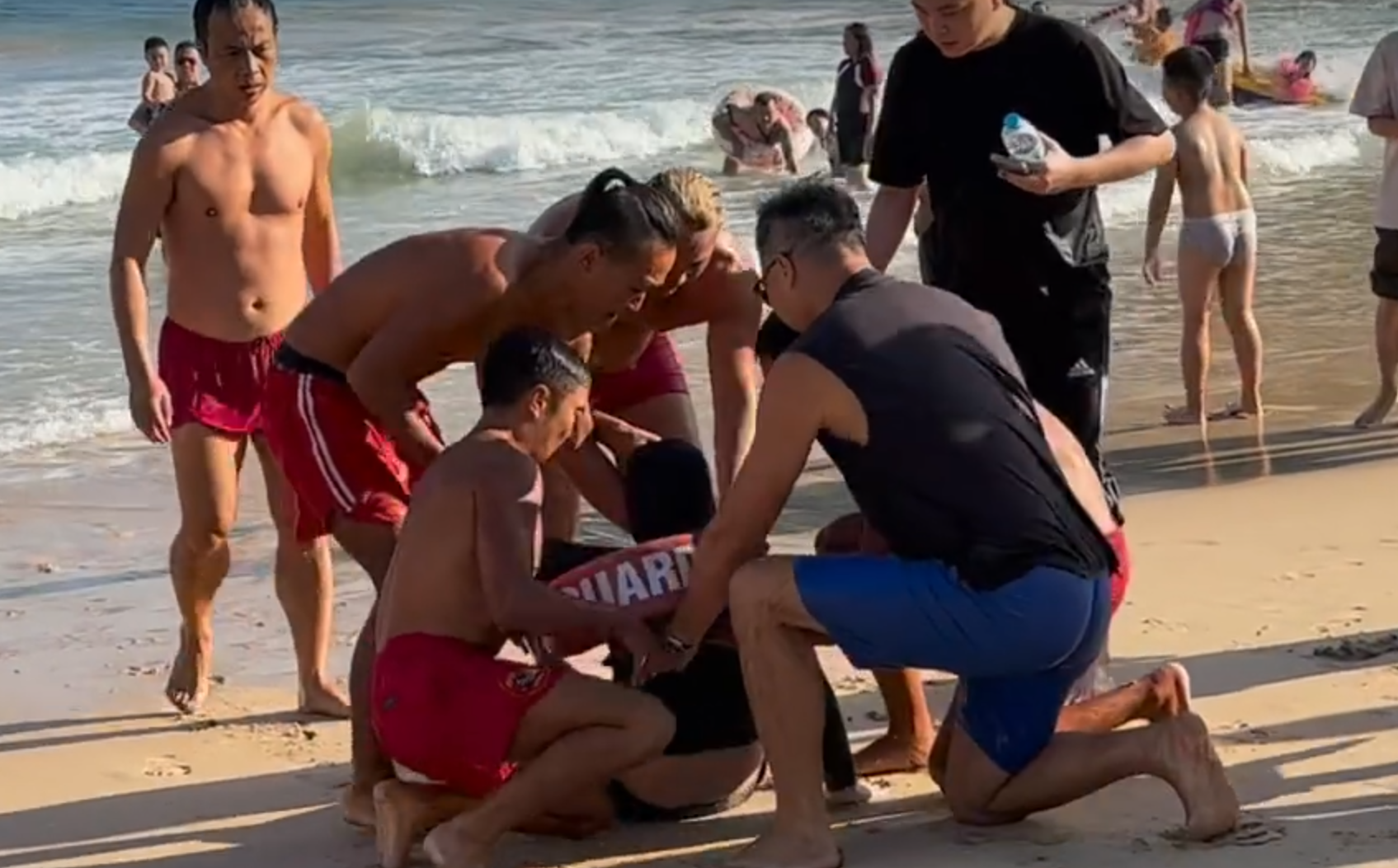 男童被抱回上岸後仍有意識及動作,在沙灘上坐下休息,一名疑為其父親的男子在旁查看及為男童送上樽裝水,一眾救生員大聲要求其他游客散開,然後由兩名救生員攙扶,與父親坐上小型車輛帶走檢查。