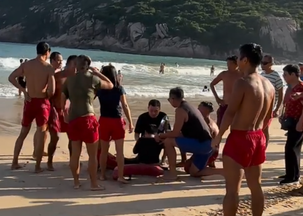 男童被抱回上岸後仍有意識及動作,在沙灘上坐下休息,一名疑為其父親的男子在旁查看及為男童送上樽裝水,一眾救生員大聲要求其他游客散開,然後由兩名救生員攙扶,與父親坐上小型車輛帶走檢查。