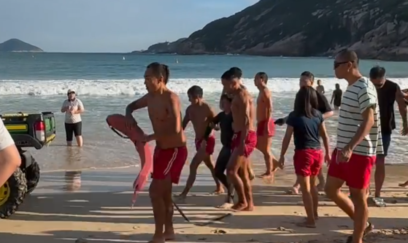 男童被抱回上岸後仍有意識及動作,在沙灘上坐下休息,一名疑為其父親的男子在旁查看及為男童送上樽裝水,一眾救生員大聲要求其他游客散開,然後由兩名救生員攙扶,與父親坐上小型車輛帶走檢查。