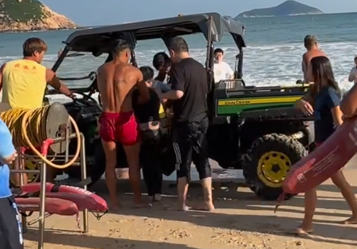 男童被抱回上岸後仍有意識及動作,在沙灘上坐下休息,一名疑為其父親的男子在旁查看及為男童送上樽裝水,一眾救生員大聲要求其他游客散開,然後由兩名救生員攙扶,與父親坐上小型車輛帶走檢查。