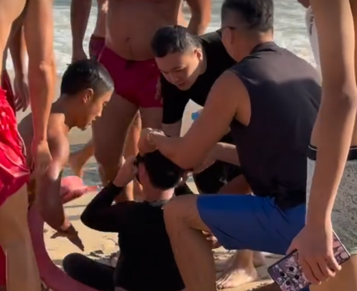 男童被抱回上岸後仍有意識及動作,在沙灘上坐下休息,一名疑為其父親的男子在旁查看及為男童送上樽裝水,一眾救生員大聲要求其他游客散開,然後由兩名救生員攙扶,與父親坐上小型車輛帶走檢查。